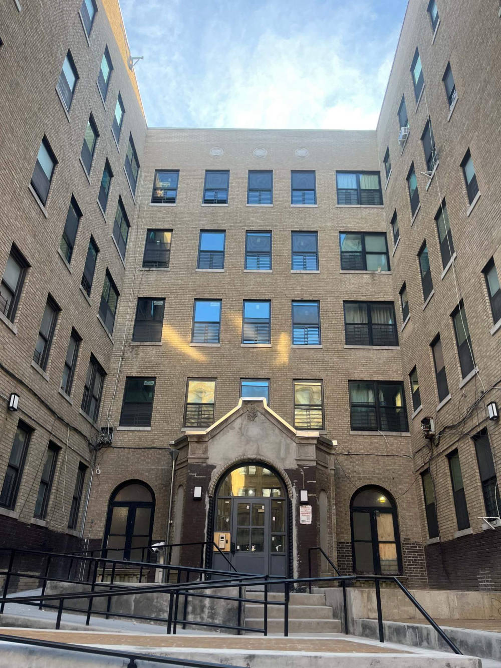 Mosholu Concourse, 220 EAST 197 STREET, Bronx Park and Fordham, BRONX, NY 10458, - https://www.myhomey.io